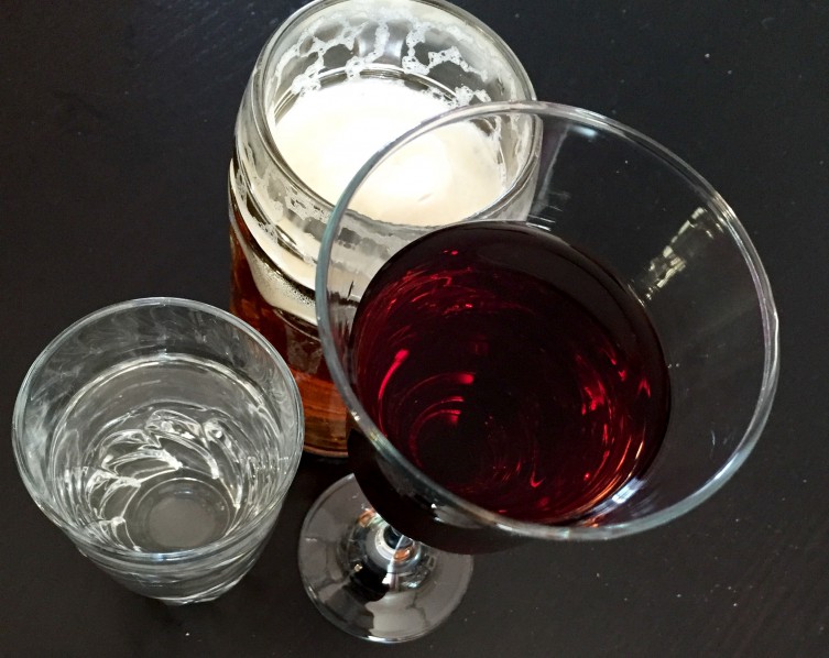 Kellerbier, Rotwein und Mineralwasser