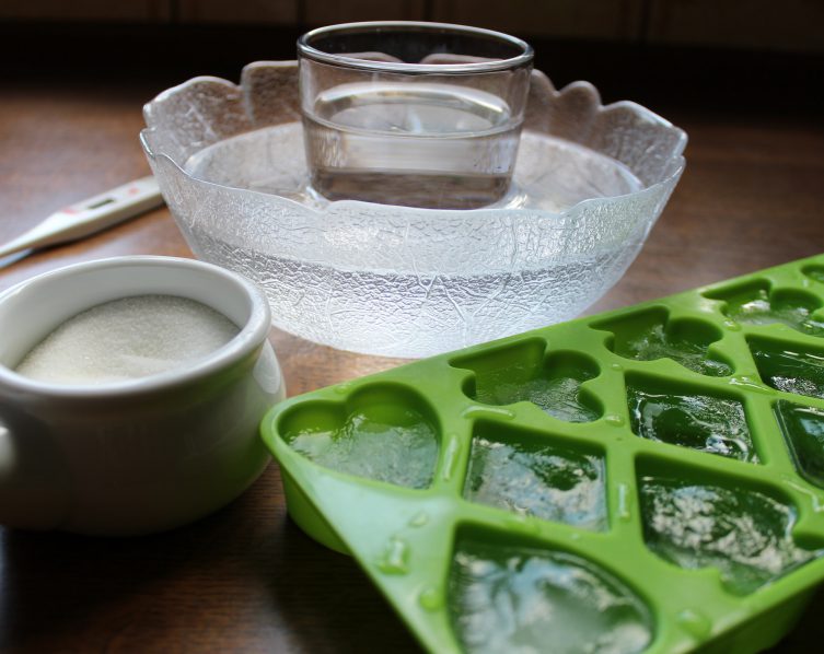 Getränke schnell kühlen mit Eiswürfeln und Salz (Foto: Karoline Grimm).