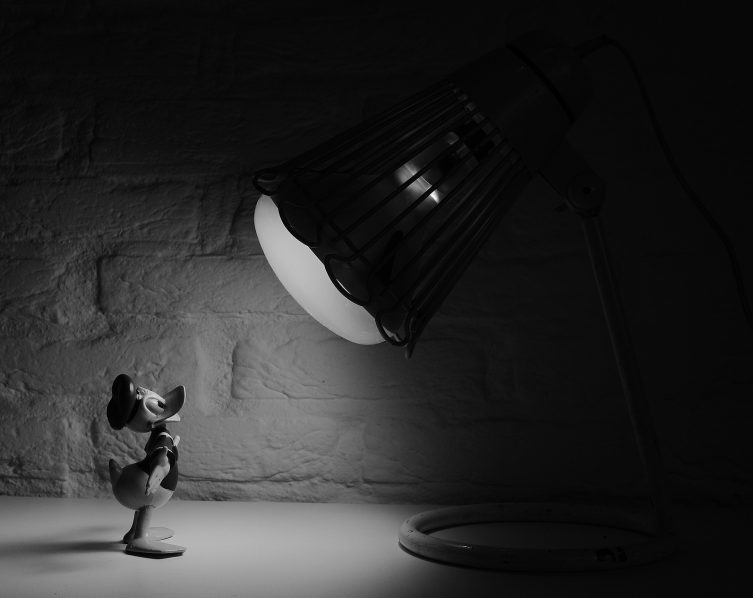 Schreibtischlampe schwarz-weiß