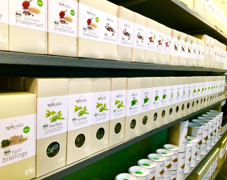 Auch Hanftee ist bei Hanf & Natur erhältlich. Fotograf: Felix Zeiss.