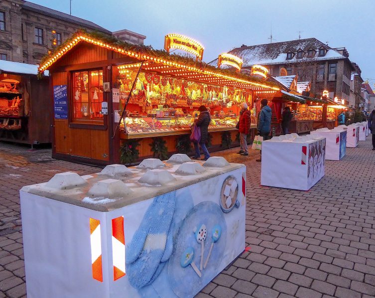 Erlanger Hauptmarkt mit Betonblöcken