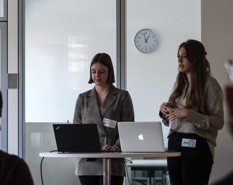 Vortrag der Redaktion zu dem Bioökonomie Workshop. Foto: Elisabeth Seiler.